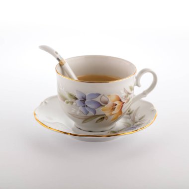 Beyaz arka planda izole edilmiş bir fincan kahve. Bir açıdan üstten bak. Tasarım için.