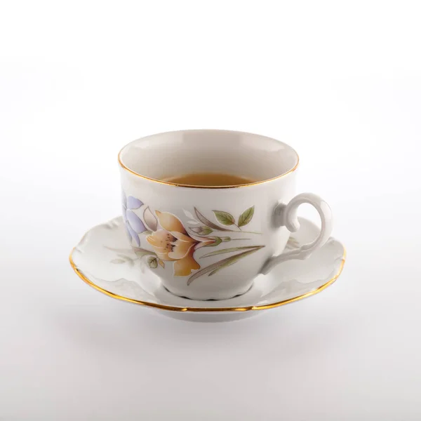 Beyaz arka planda izole edilmiş bir fincan kahve. Bir açıdan üstten bak. Tasarım için.