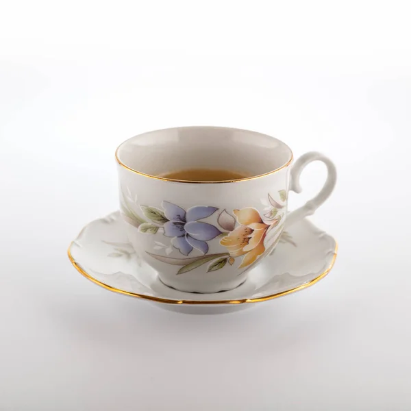 Beyaz arka planda izole edilmiş bir fincan kahve. Bir açıdan üstten bak. Tasarım için.