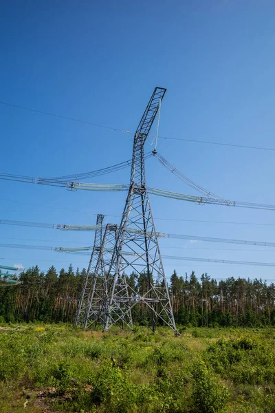 Pôle Électrique Haute Tension Contre Ciel Nuageux — Photo