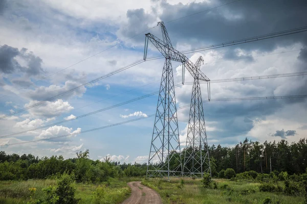Bulutlu gökyüzüne karşı yüksek voltajlı elektrik direği