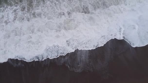 Top uitzicht vanaf de drone op de stormachtige zee, wit schuim van golven en het strand — Stockvideo