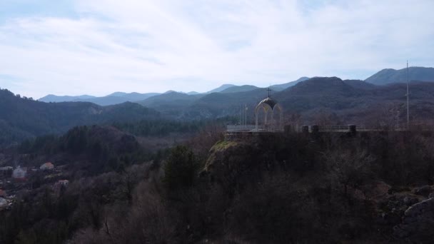 Cetinje, ibukota lama Montenegro. Kota di pegunungan. Biara, gereja tua. Rekaman udara. Elang tebing. mausoleum Lord Danilo — Stok Video