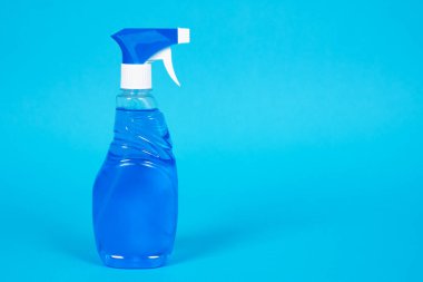 Mavi şeffaf jel ya da plastik şişede pompalı sıvı. Tedaviyi sterilize etmek, sabun ya da temizlik malzemesi. Kopyalama alanı olan mavi arkaplan