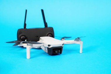 5 Haziran 2020, Rostov, Rusya: Modern drone kuadkopteri DJI Mavic 2 Pro açık pervaneli ve mavi arka planda izole edilmiş bir kamera ve siyah kontrol paneli ile