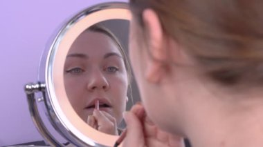 Şirin bir dachshund köpeği, siyah ve bronz tenli, sarı arka planda ev yapımı kuru atıştırmalıklarla dolu kutular ve paketlerin arasında oturuyor. Yemek ve hayvansal lezzetler için bir reklam. Boşluğu kopyala