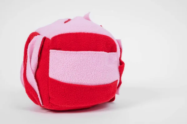 Червоно-рожева м'яка текстильна іграшка у формі кубика для приховування смачних ласощів для собак робота носа, білий фон, копіювання простору для реклами. Інтелектуальні ігри з твариною . — стокове фото