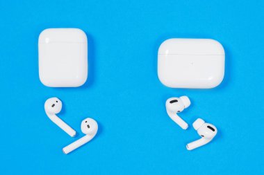 Rostov, Rusya - Temmuz 06, 2020: Akıllı telefonlar için iki nesil kulaklıkların karşılaştırılması Apple kablosuz şarj edilebilir kulaklıklar ve Airpod Pro 'nun mavi arka plan, üst görünüm, kopya, kopya