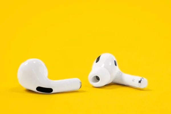 Rostov, Rusia - 06 de julio de 2020: Apple AirPods Pro sobre un fondo amarillo. Auriculares inalámbricos silenciosos de cerca — Foto de Stock