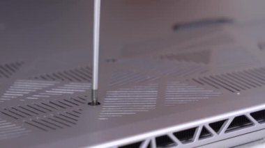 Tornavida tutan insan elleri ve plastik panel ya da enstrüman kapağından vida söküyor. Doğru elektrik işi konseptinde bir adam.