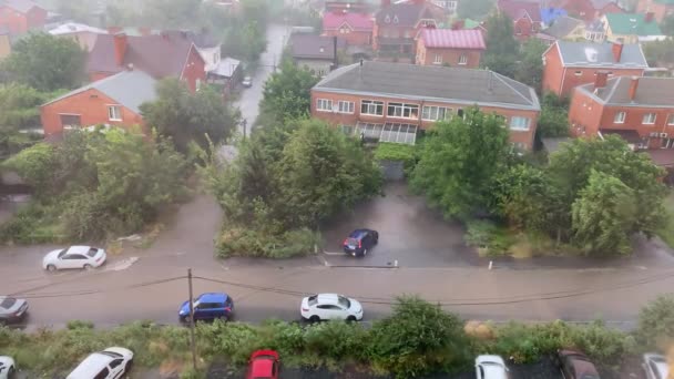 Špatně vyvinutá městská infrastruktura. Povodně a špinavá voda proudí během lijáku na ulicích se špatným odvodňovacím systémem, což ztěžuje pohyb vozidel a chodců, střílení shora. — Stock video