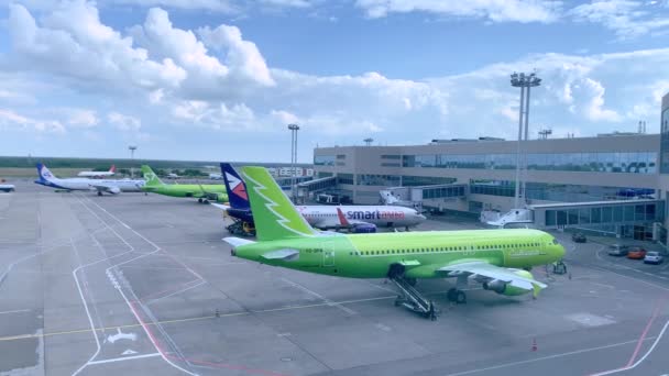 Moszkva, Oroszország - 2020. július 21.: Polgári légi járművek parkolnak a repülőtéren Domodedovo várja a karbantartást indulás előtt, üzemanyag-tartály feltöltése, csomagok berakodása és beszállás utasok. — Stock videók