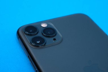 Rostov, Rusya - 22 Temmuz 2020: Mavi arka planda yeni gece yarısı yeşil Apple iPhone 11 Pro. Apple cep telefonlarının son modeli. Modern teknolojiler.
