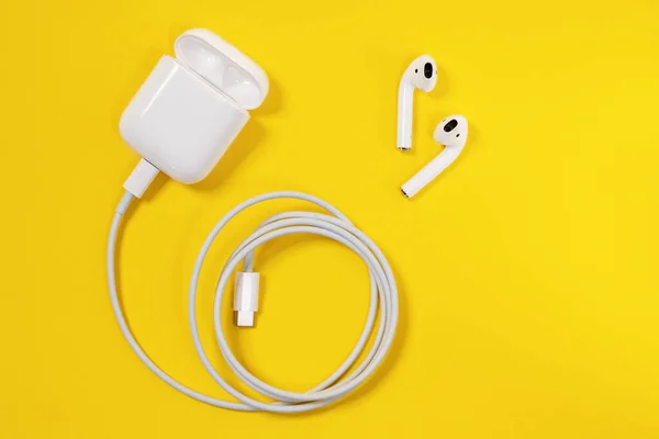 Rostov, Russia - July 06, 2020: Apple AirPods wireless Bluetooth headphones and charging case for Apple iPhone, wire lightning to usb type c. New Apple Earpods Airpods in box. — Stock Photo, Image