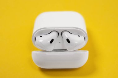 Rostov, Rusya - 06 Temmuz 2020: Apple AirPods kablosuz bluetooth kulaklıklar ve Apple iPhone için şarj çantası. Kutudaki Yeni Elma Kulaklıkları.