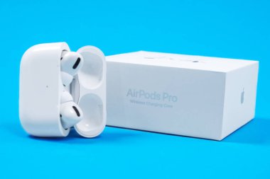 Rostov, Rusya - 06 Temmuz 2020: Apple AirPods Pro kablosuz kulaklıklar aktif gürültü önleyici ses, mavi arkaplan, kopyalama alanı