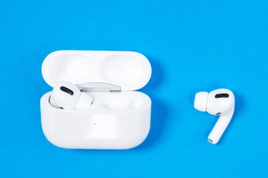 Rostov, Rusya - 06 Temmuz 2020: Apple AirPods Pro kablosuz kulaklıklar aktif gürültü önleyici ses, mavi arkaplan, kopyalama alanı.
