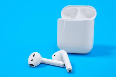 Rostov, Rusya - 06 Temmuz 2020: Apple AirPods kablosuz bluetooth kulaklıklar ve Apple iPhone için şarj çantası. Kutudaki Yeni Elma Kulaklıkları.