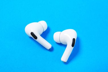 Rostov, Rusya - 06 Temmuz 2020: Apple Airpod Pro mavi arka planda. Sessiz kablosuz kulaklıklar kapatın..