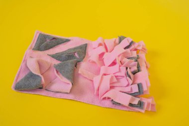 Yumuşak yıkanabilir tekstil eğitim paspası evcil hayvanın burun estetiği için. Evcil hayvanlı entelektüel oyunlar.