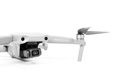 Rostov, Rusya - 22 Temmuz 2020: Quadcopter DJI Mavic Air 2, kamera ve düz pervaneler beyaz arka planda, kopyalama alanı.