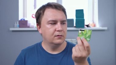 Adam kredi kartını elinde tutuyor, ona bakıyor, şok edici bir şeyin farkına varıyor, akıllı telefonu kaldırıyor ve öfkeyle bağırıyor. Karım ya da çocuklarım tüm maaşlarını ve birikimlerini harcadılar. Siber suç kavramı