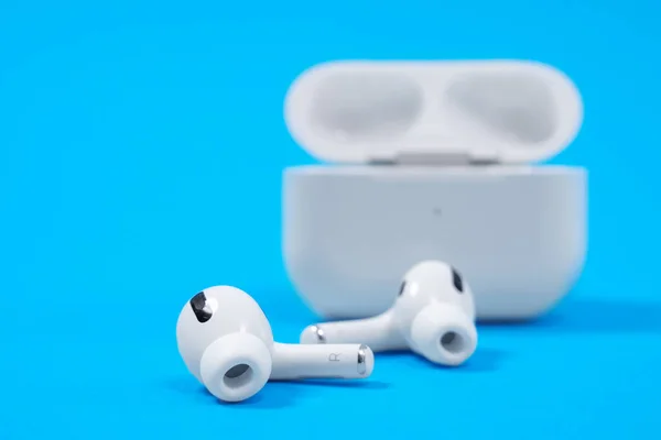 Rostov, Rusia - 06 de julio de 2020: Auriculares inalámbricos Apple AirPods Pro en caja de carga abierta con sonido inmersivo de cancelación de ruido activo, sobre fondo azul, espacio para copiar — Foto de Stock