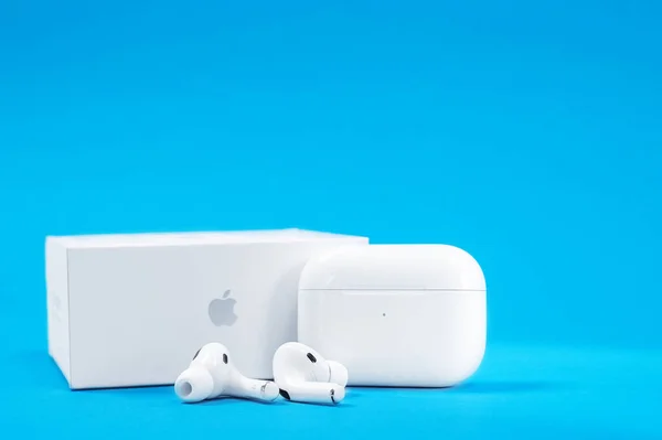 Rostov, Rusya - Temmuz 06, 2020: Yeni açılmış kablosuz kulaklıklar Apple AirPods Pro açık yeniden şarj edilebilir çanta ve mavi zemin üzerine kutu, reklam metni için kopyalama alanı.
