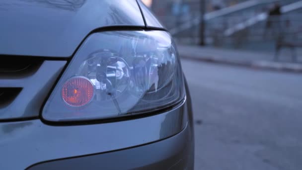 El coche está estacionado en el lado de la carretera, intermitentes de señal de giro que indican la intención de los conductores para hacer un cambio de sentido o ir en la carretera, de cerca. Automóvil encendido luz de emergencia después del accidente, esperando ayuda — Vídeos de Stock