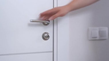 Dijital tabletli bir adam ışığı açar, kapıyı açar ve tuvaletten kaçarak koşuşturmaya başlar, dinlenir, tuvaleti kullanmak ve bağırsakları boşaltmak uzun zaman alır. Adam odadan çıkıyor ve düğmeyi çeviriyor..