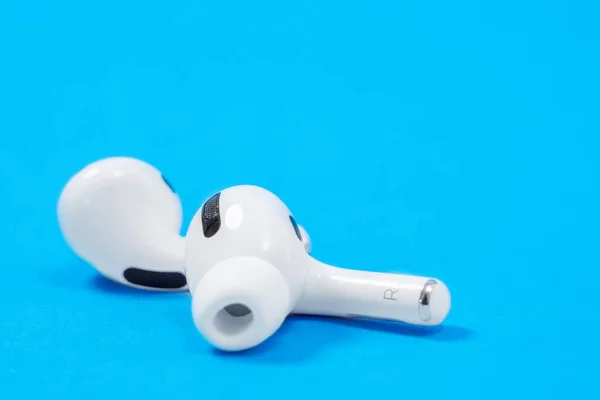 Rostow, Russland - 06. Juli 2020: Apple AirPods Pro auf blauem Hintergrund. Lautlose, drahtlose Kopfhörer aus nächster Nähe Stockbild