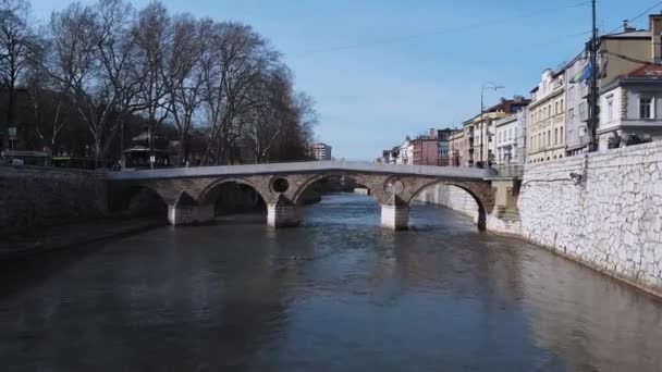 6 de setembro de 2020, Sarajevo, Bósnia e Herzegovina: Tiro de drone voando sobre o rio Miljacka sob a ponte latina, onde herdeiro do trono da Áustria-Hungria Franz Ferdinand foi morto — Vídeo de Stock