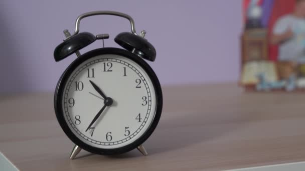 Las agujas del reloj despertador vintage se mueven rápidamente hacia atrás como metáfora de la máquina del tiempo, vista frontal. Horario de verano. Fenómenos místicos inexplicables en la noche mágica de Halloween — Vídeo de stock