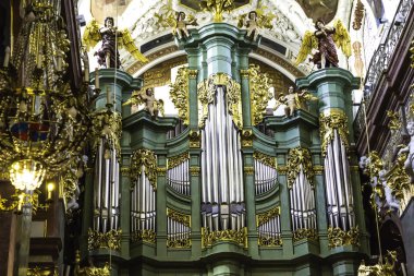 Jasna Gora'da bir Katolik manastırı. Pauline'in emri. Bazilikanın içi. Merkez nef. Büyük bir organ. Czestochowa, Polonya.