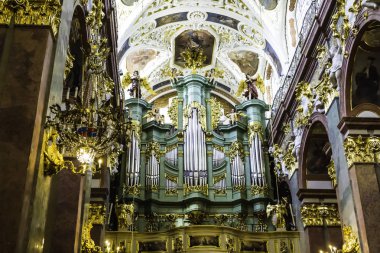 Jasna Gora'da bir Katolik manastırı. Pauline'in emri. Bazilikanın içi. Merkez nef. Büyük bir organ. Czestochowa, Polonya.