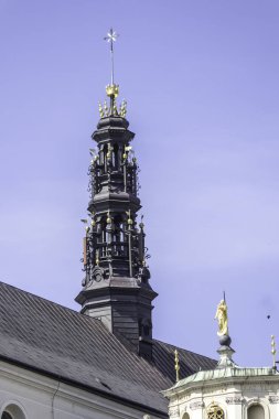 Jasna Gora'da bir Roma Katolik manastırı. Aziz Paul Nişanı. Bazilikanın yüksek kulesi.