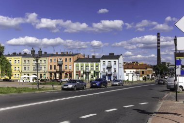 19. yüzyılda inşa edilmiş eski evler. Kireçtaşı bloklarıduvarlar, alçı ile kaplı. Eski Şehir bölgesindeki sokak. Czestochowa, Polonya.