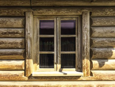 Ahşap pencere. Yuvarlak ahşap günlükleri duvarına. Avrupa'nın geleneksel yapı.