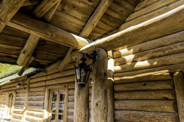 Ahşap çatı tasarımı. Tüm öğeler ahşap. Avrupa'nın geleneksel yapı.