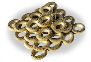Simit haşhaş tohumu ile bir fotoğraf. Simit bir piramitte dizilir. İzole resmi site mutfak, yiyecek ve gelenekleri hakkında beyaz arka planı için.
