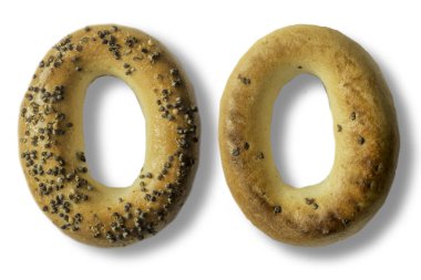 Haşhaş tohumu ile portre simit. Önde ve arkada. Europe.Isolated fotoğraf için site mutfak, yiyecek ve gelenekleri hakkında beyaz zemin üzerine snack.