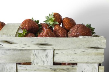 Meyveler olgun çilek Çilek için bast sepette. Beyaz arka plan üzerinde izole görüntü. Mutfak, tarım, mevsim sitesi için fotoğraf.