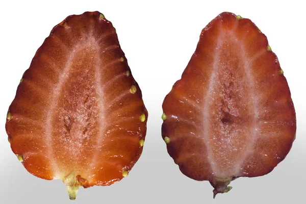 Μακροεντολή Φωτογραφία Των Δύο Μισών Του Μία Ώριμη Φράουλα Απομονωμένο — Φωτογραφία Αρχείου
