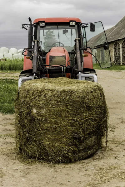 Desempaquetado Membrana Una Paca Ensilado Tractor Con Una Carretilla Elevadora —  Fotos de Stock