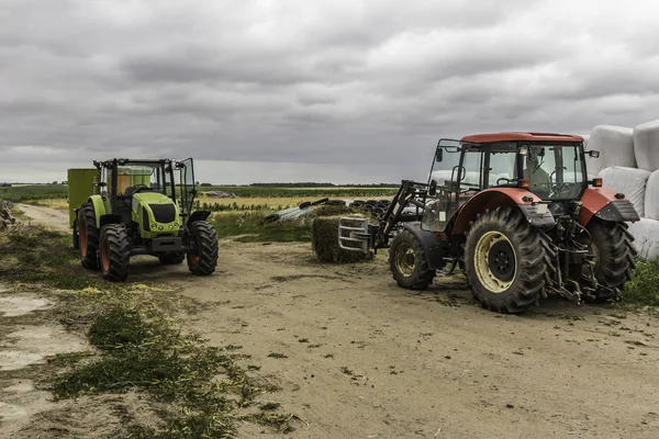 Maquinaria Equipo Agrícola Tractor Con Cargadora Carga Una Paca Ensilado —  Fotos de Stock