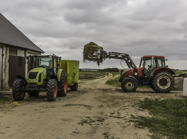 Maquinaria Equipo Agrícola Tractor Con Cargadora Carga Una Paca Ensilado —  Fotos de Stock