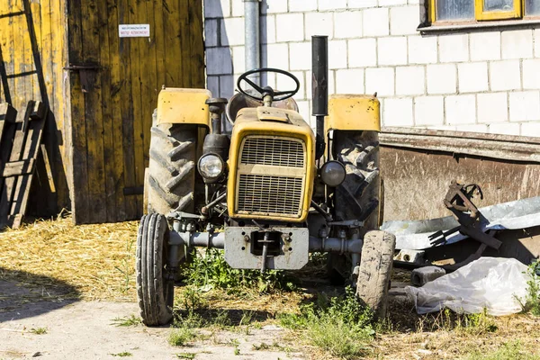 Eski bir traktör 20 70'lerde üretilen. Tarım makine açık fotoğraf. Bir mandıra için gerekli ekipman.
