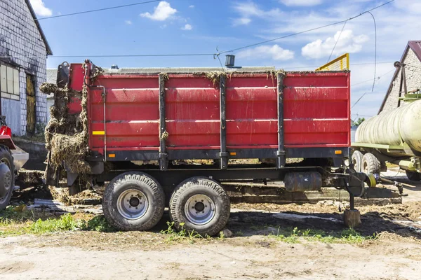 酪農場の農業機械 牛の糞尿は フィールドでの作業の後のわらから有機肥料のトレーラー ディストリビューター 横から見た図 — ストック写真
