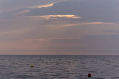 Baltık Denizi. Plaj kapsayan şamandıralar. Deniz, Doğa, romantizm, aşk, gevşeme, ilgili site için deniz arka plan seyahat.