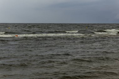 Baltık Denizi. Plaj kapsayan şamandıralar. Deniz, Doğa, romantizm, aşk, gevşeme, ilgili site için deniz arka plan seyahat.